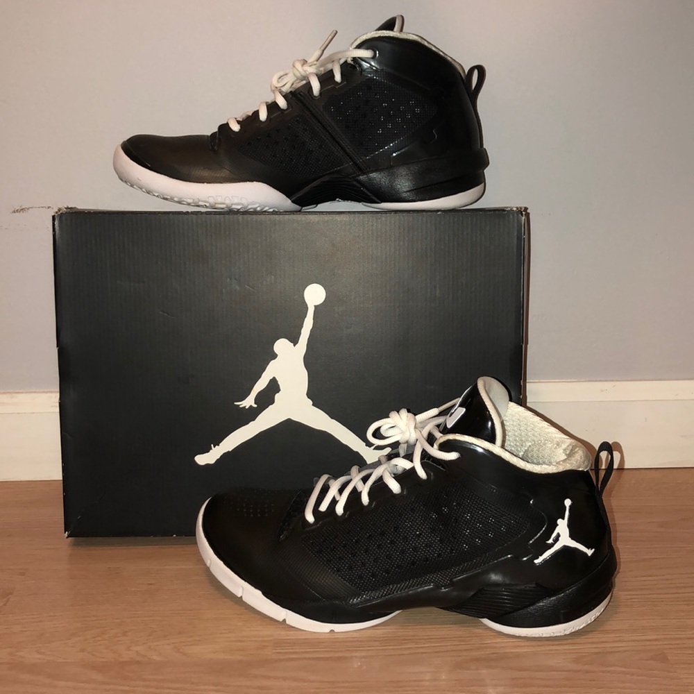BARELY WORN JORDAN FLY WADE 2 BASKETBALL SNEAKERS